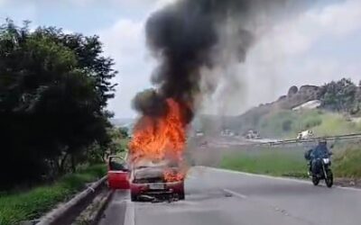 Carro pega fogo na Raposo Tavares e causa lentidão em Sorocaba