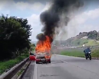 Carro pega fogo na Raposo Tavares e causa lentidão em Sorocaba
