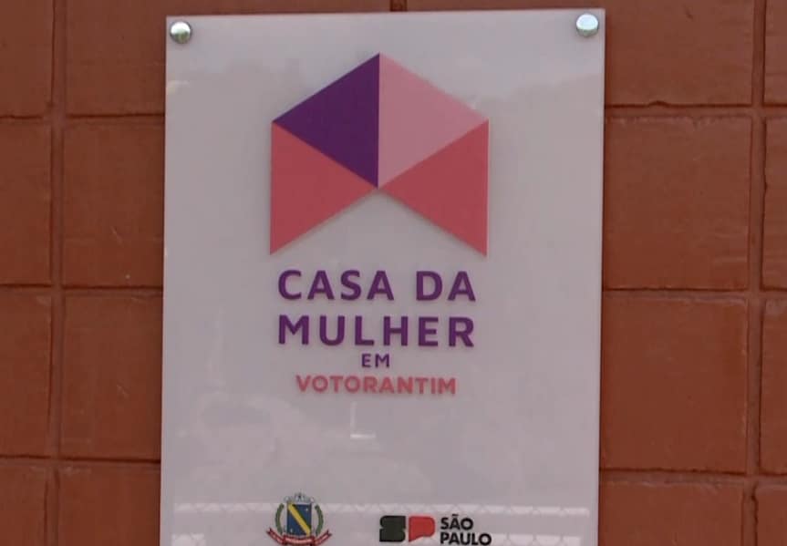 Imagem da placa da Casa da Mulher, de Votorantim.