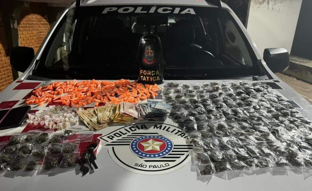 Dupla é presa e mais de 450 porções de drogas são apreendidas em Salto pela Polícia Militar