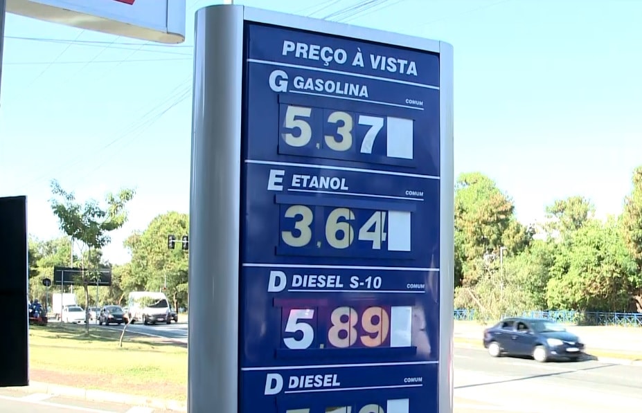Imagem de placa com preços dos combustíveis.