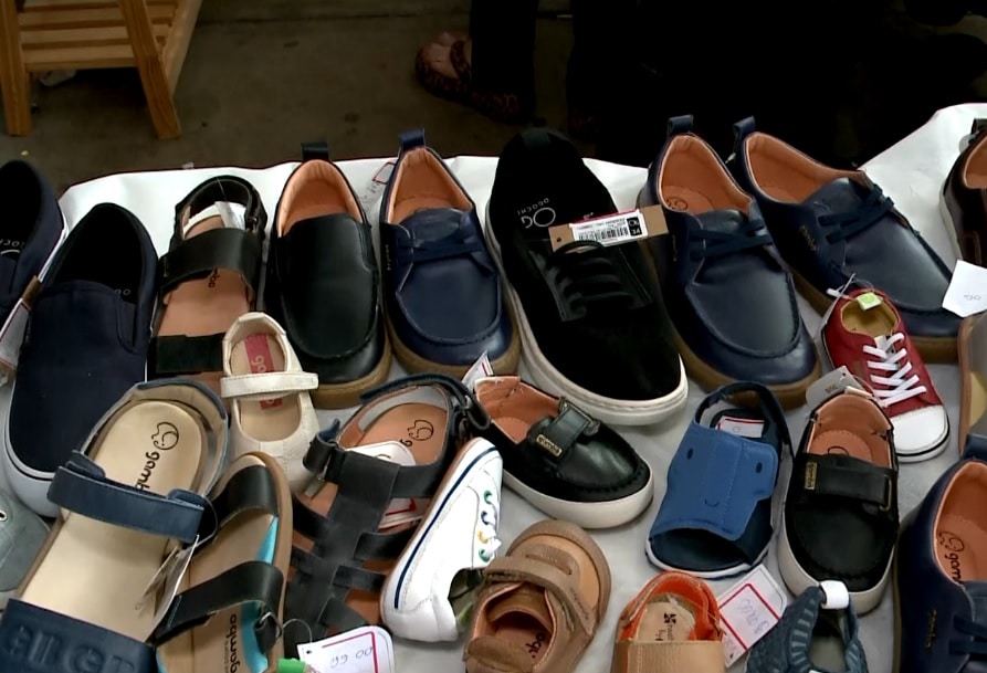 Imagem de sapatos expostos no feirão.