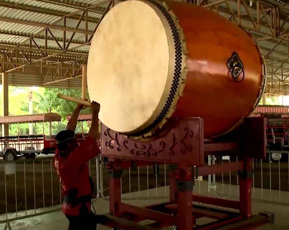 Imagem de homem tocando o instrumento japonês chamado Gigadaiko.