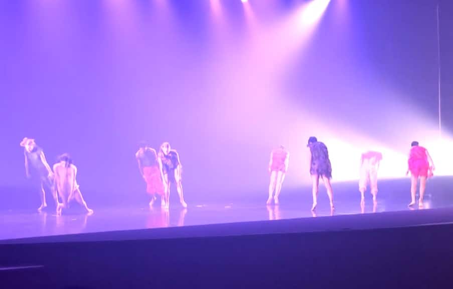 Imagem de dança acontecendo no palco do evento.