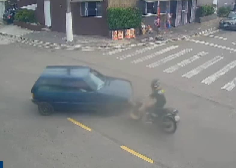 Motociclista é arremessado para o alto depois de acidente em Itu