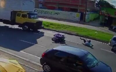 Motociclista quase é atropelado por caminhão depois de desentendimento