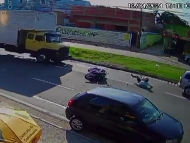 Motociclista quase é atropelado por caminhão depois de desentendimento