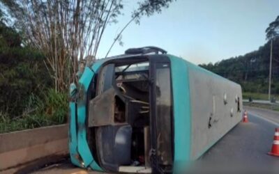 Motorista de ônibus que tombou em Alumínio teve álcool constatado no teste