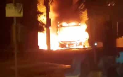 Ônibus pega fogo no centro de Itu após pane elétrica