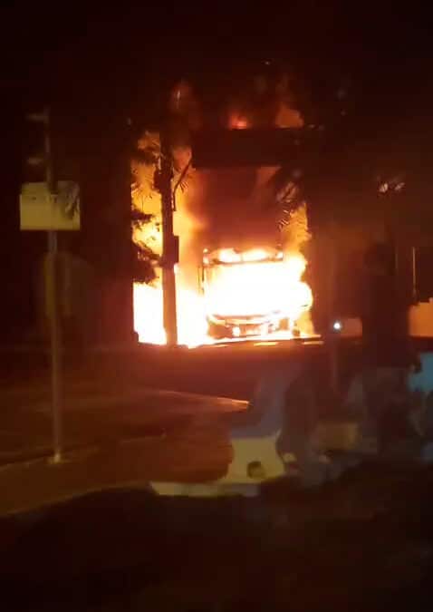 Ônibus pega fogo no centro de Itu após pane elétrica