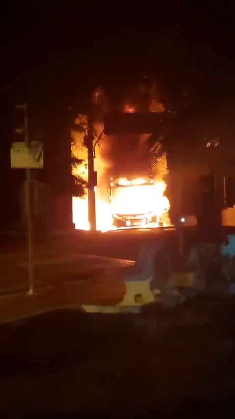 Ônibus pega fogo no centro de Itu após pane elétrica