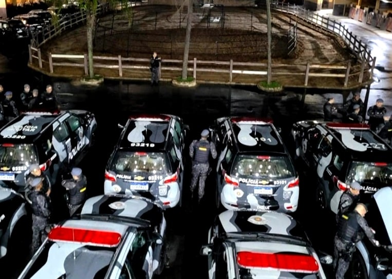 Imagem aérea de carros da polícia.