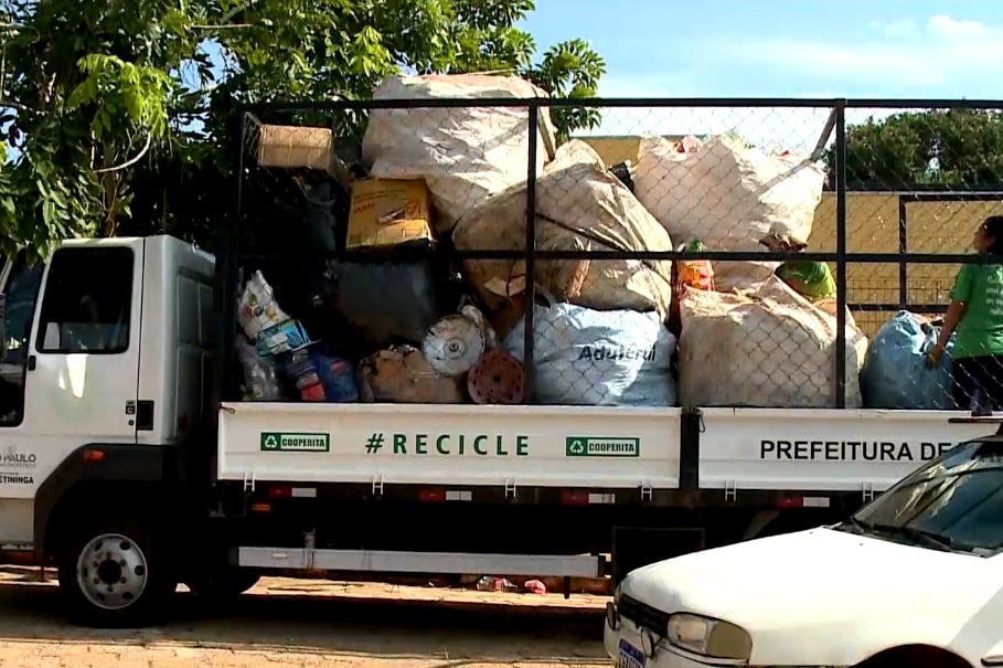 Imagem de caminhão com os materiais sendo entregues.