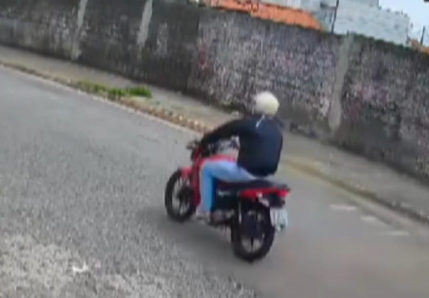 Imagem capturada por câmera de segurança de moto sendo furtada.