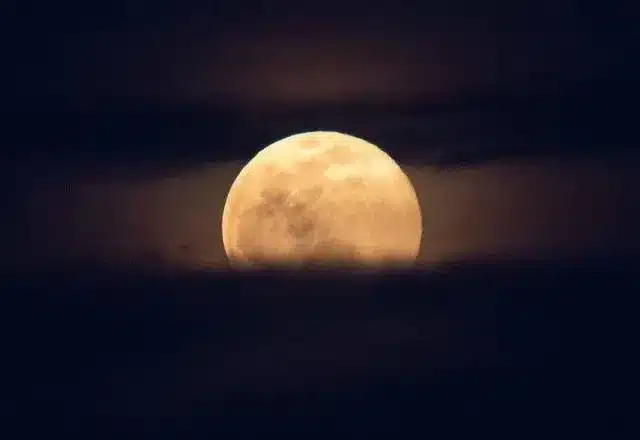 Imagem de lua cheia.