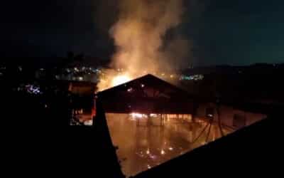 Incêndio em armazém de madeiras assusta moradores em São Roque