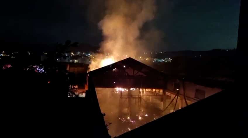 Incêndio em armazém de madeiras assusta moradores em São Roque