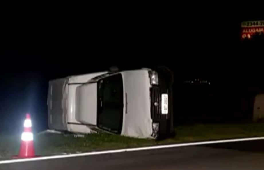 Imagem de carro virado após o acidente.