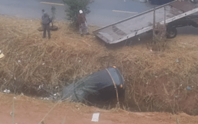 Motorista morre em acidente após carro cair em córrego em Várzea Paulista