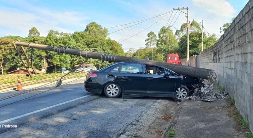 Mulher fica ferida em acidente e causa queda de poste na Rodovia Quintino de Lima em São Roque