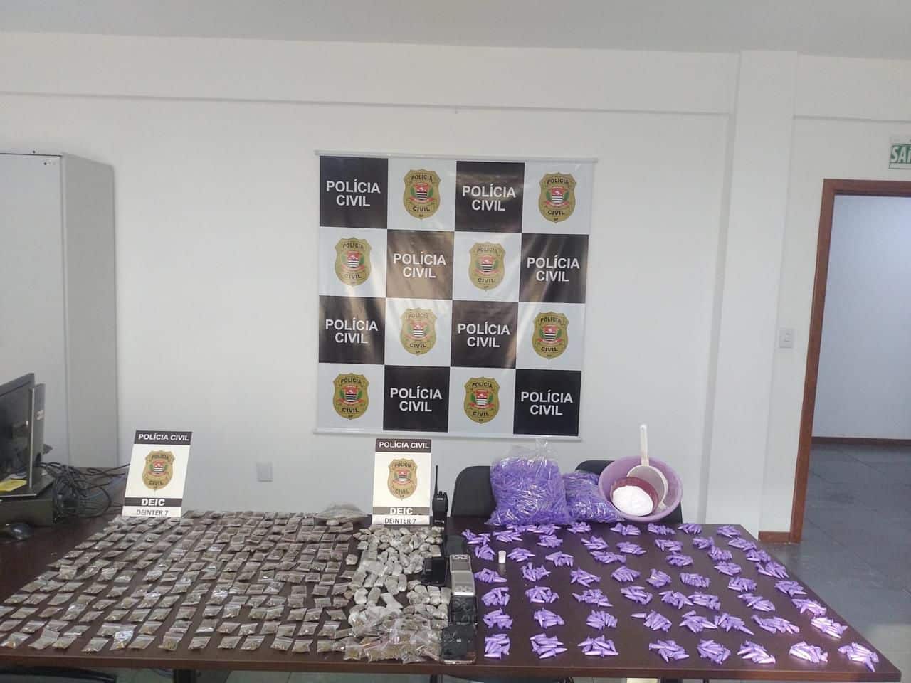 Pol&iacute;cia Civil de Sorocaba desmantela rede de tr&aacute;fico de drogas no &Eacute;den, prende cinco adultos e apreende dois menores