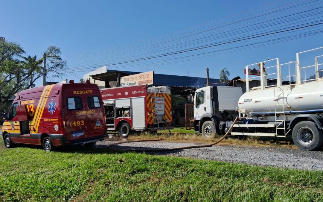 Incêndio atinge depósito de madeira em Araçoiaba da Serra