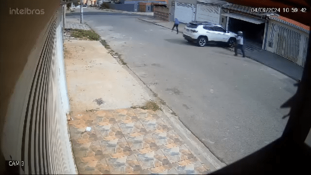 Casal é vítima de tentativa de assalto em Sorocaba; câmera flagra ação