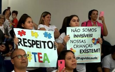 Pais de crianças autistas fazem manifestação contra mudanças em convênios