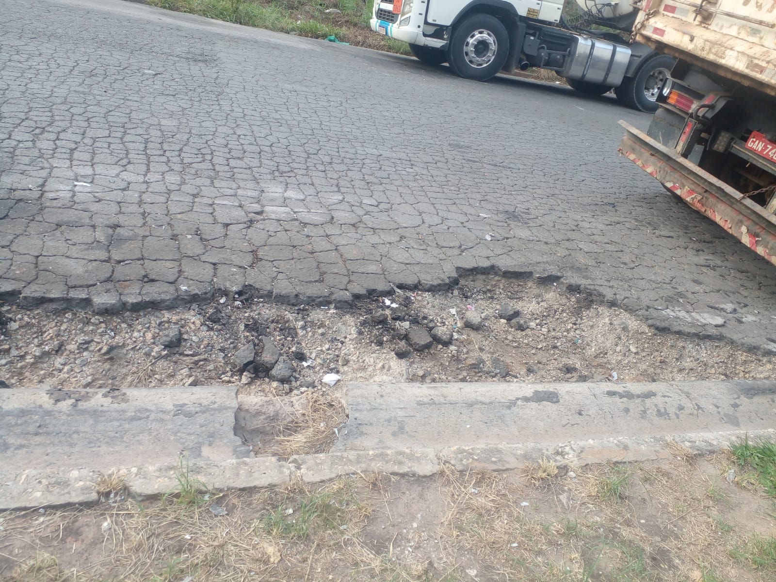 Moradores de Sorocaba reclamam de buracos na Avenida Vila Olímpica