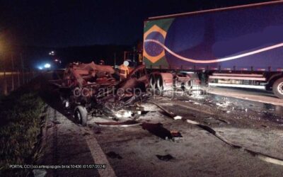 Carro pega fogo após colisão com carreta em rodovia de Jundiaí
