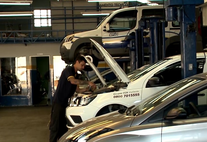 Revisão do carro é lição dos pais antes da viagem de férias escolares