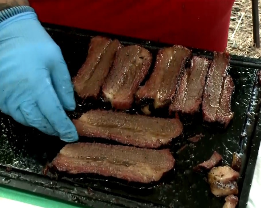 Imagem de churrasco sendo preparado.