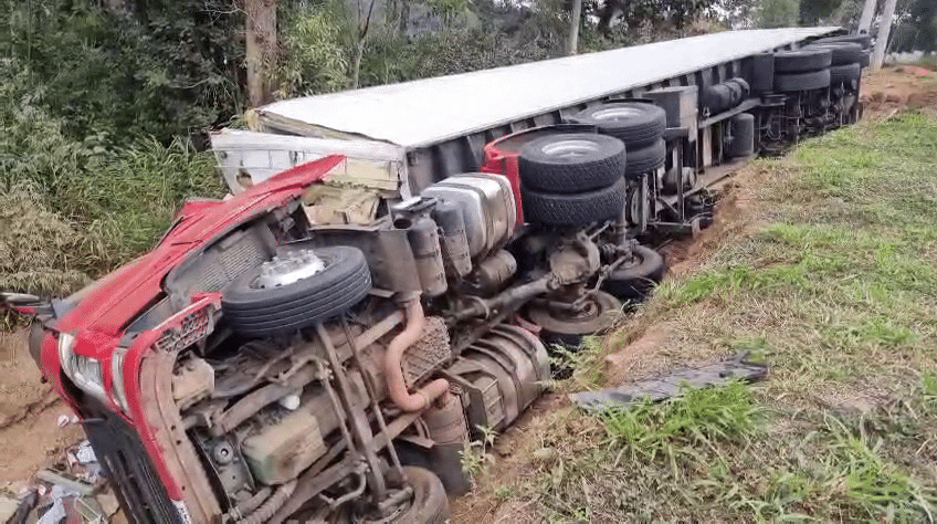Tombamento de carreta na Raposo Tavares em São Roque deixa um ferido