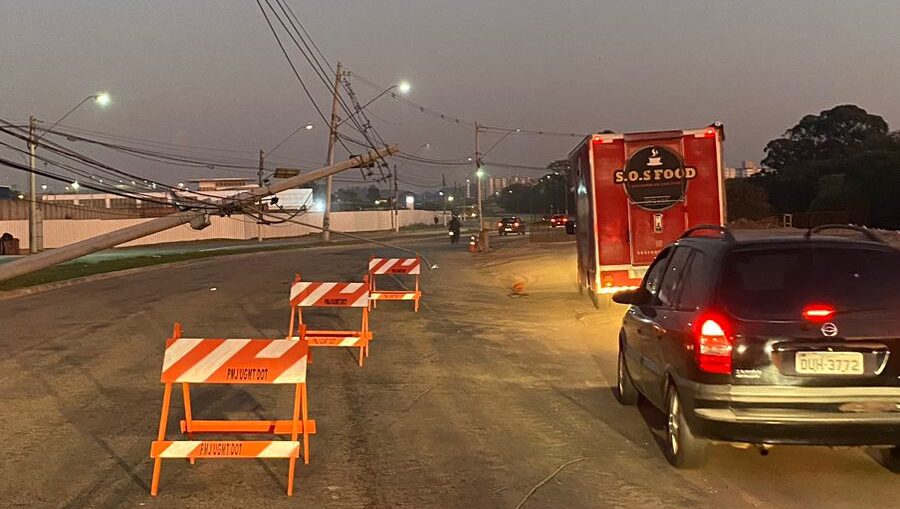 Caminhão colide com poste em Jundiaí e motorista foge do local