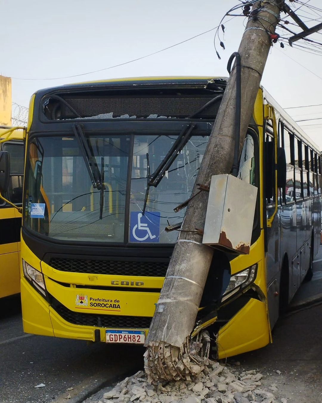 Ônibus atinge poste e duas motos em cruzamento movimentado na Vila Aeroporto