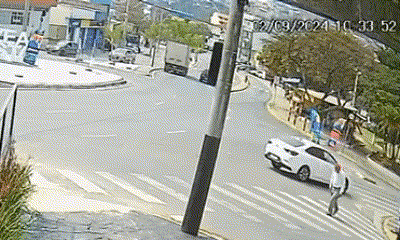Caminhão perde freio e desce de ré, atingindo monumento e prédio em Várzea Paulista