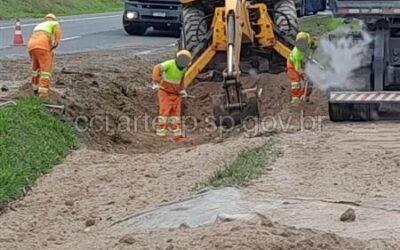 Carreta tomba e interdita rodovia em Itapetininga