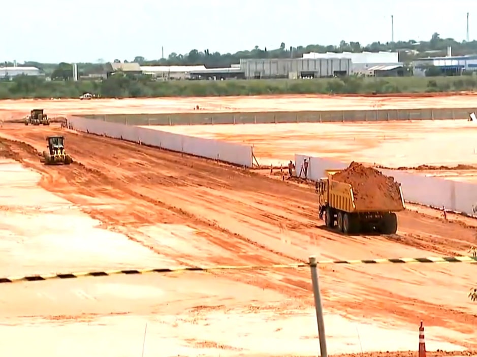 Local onde será a fábrica, em construção.