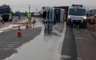 Carreta tomba e interdita Raposo Tavares em Itapetininga