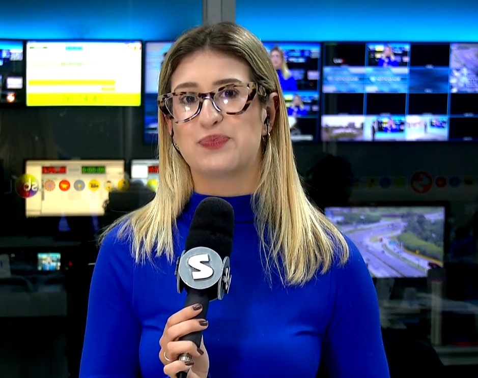 Rep&oacute;rter Nicole Bonentti falando sobre o transporte gratuito.