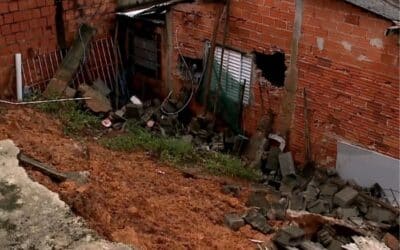 Deslizamento de terra atinge casa durante chuva em Boituva