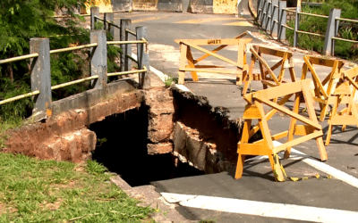 Ponte interditada após chuva forte dificulta rotina da população em Salto