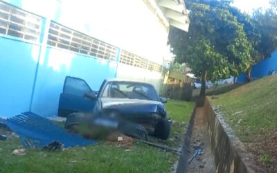 Carro desgovernado invade escola em Sorocaba