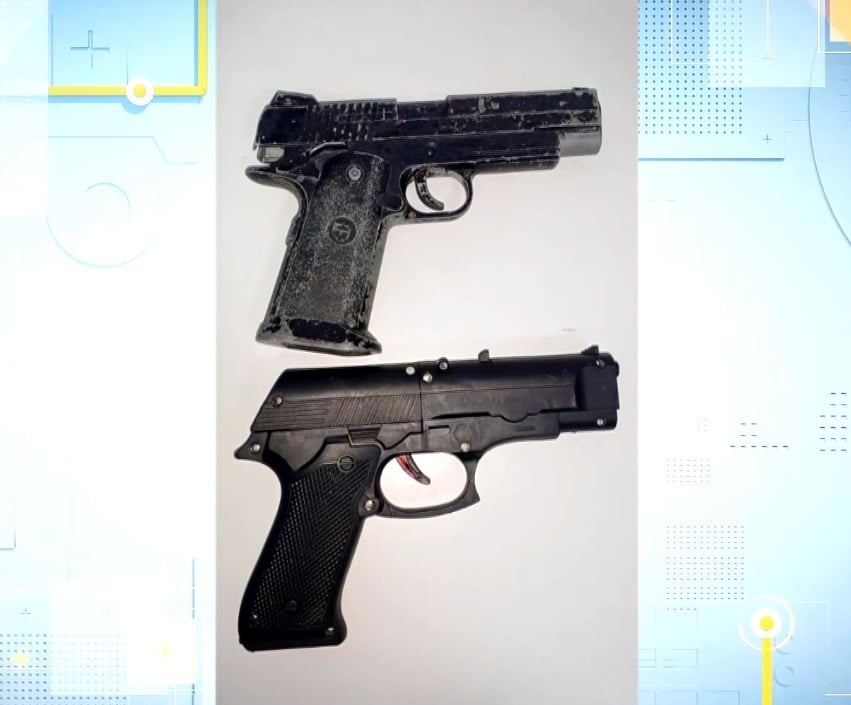 2 pistolas que foram apreendidas.