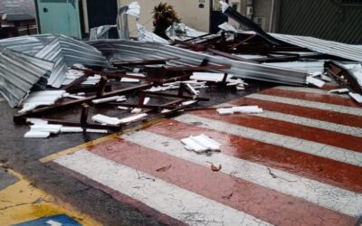 Vendaval causa destelhamento de escola e quedas de árvores em Várzea Paulista