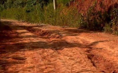 Moradores reclamam de ruas esburacadas no bairro do Cercado