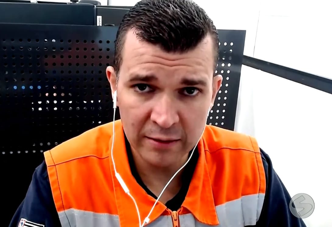 Homem falando sobre.