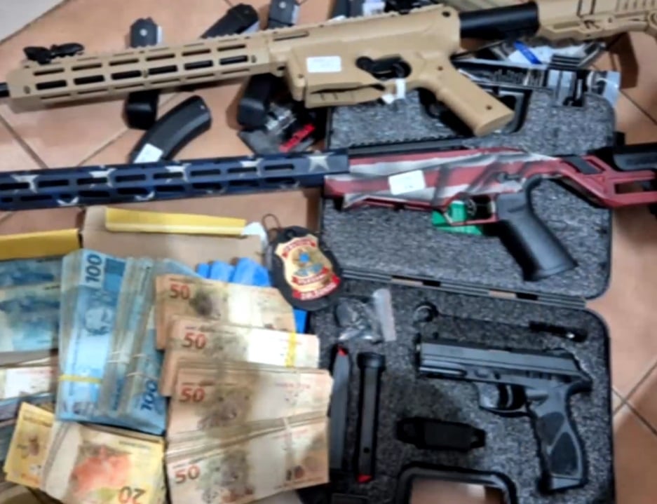 Armas apreendidas na operação contra o tráfico ilegal de armas.