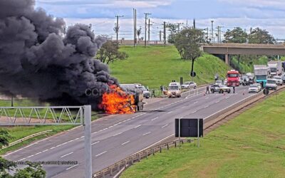 Carreta com 23 toneladas de areia pega fogo na Rodovia Castello Branco, em Itu