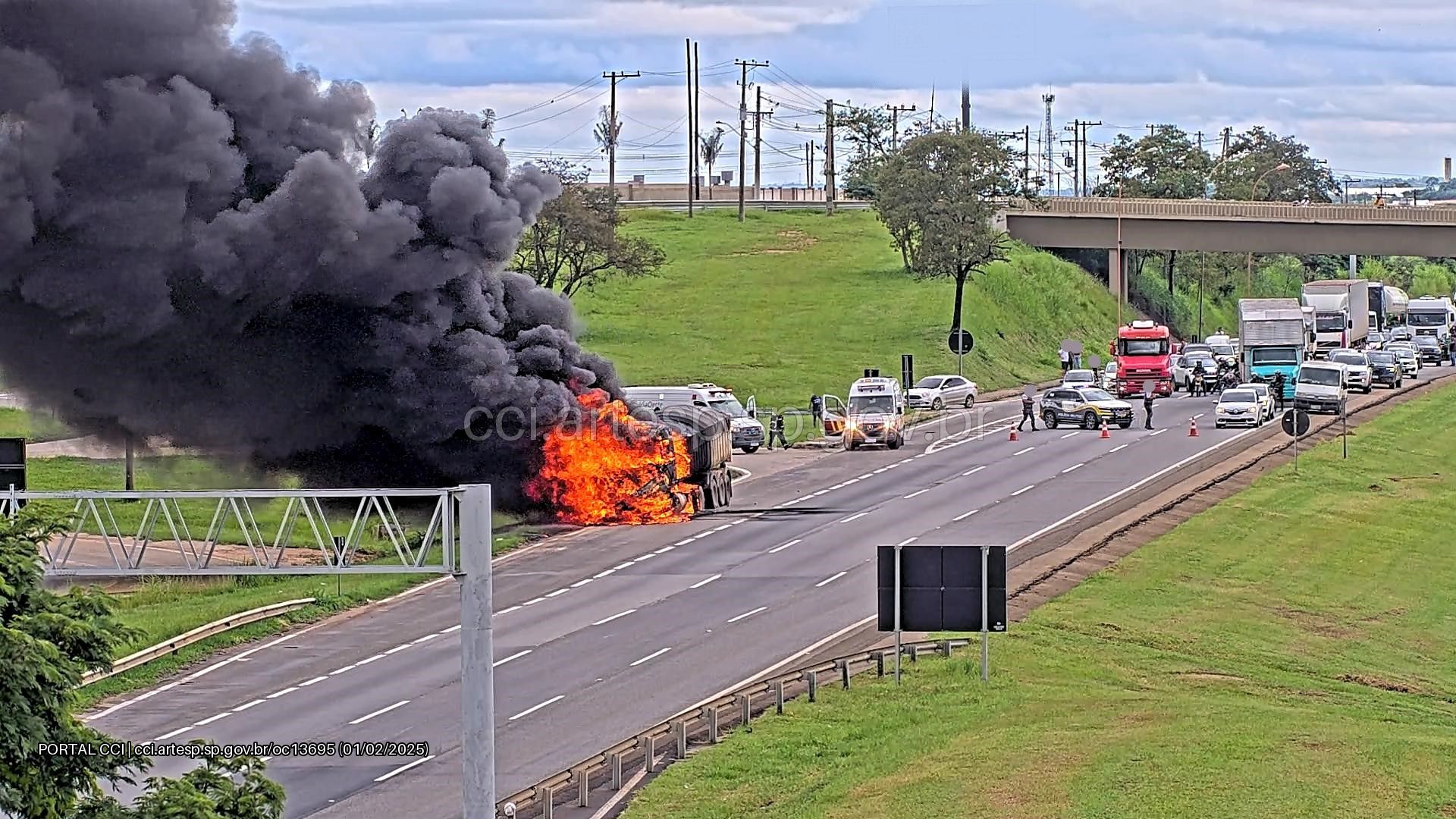 Carreta com 23 toneladas de areia pega fogo na Rodovia Castelo Branco, em Itu